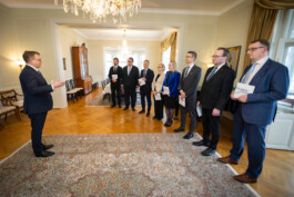 Kuva Finlandia-julistuksen luovutustilaisuudesta Kesärannassa. Kuvassa Petteri Orpo ja vientilittojen toimitusjohtajat ja puheenjohtajat